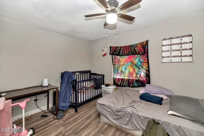 306 E Kinderman Dr-large-051-045-306 E K
