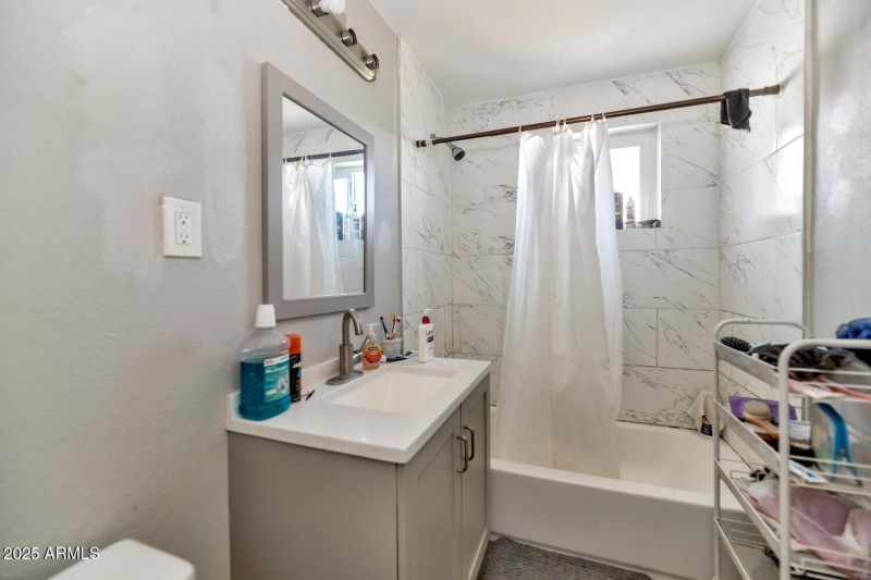 306 E Kinderman Dr-large-052-060-306 E K