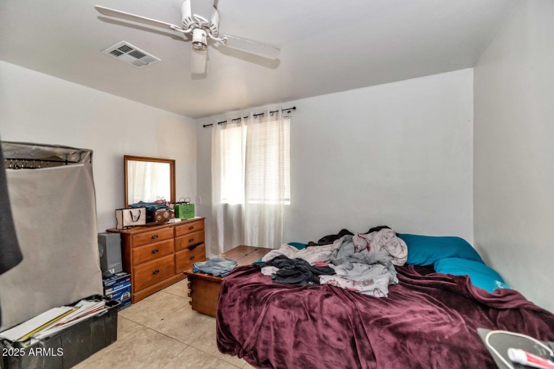 306 E Kinderman Dr-large-055-068-306 E K