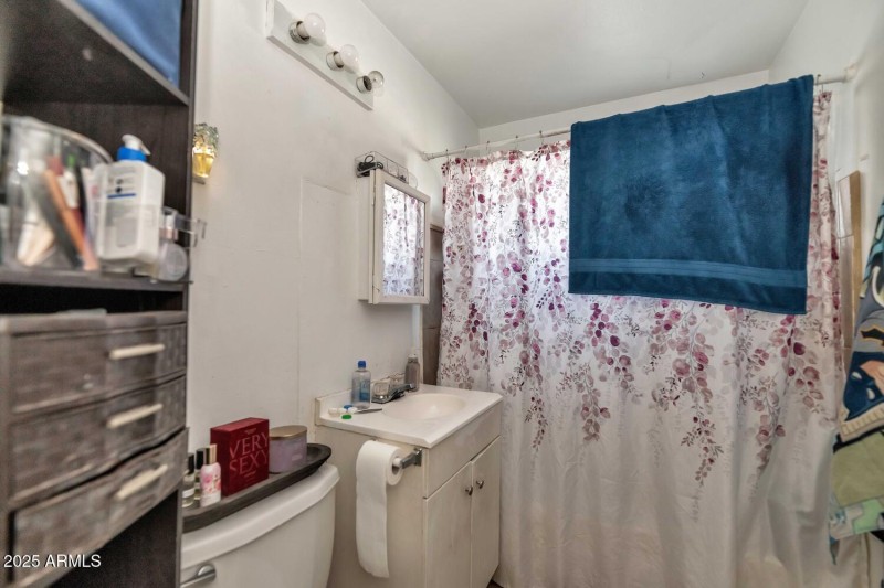 306 E Kinderman Dr-large-056-065-306 E K