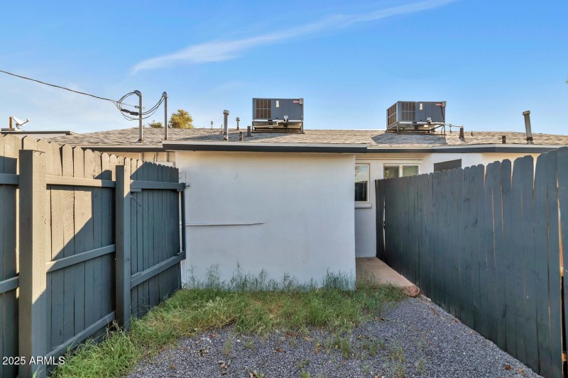 306 E Kinderman Dr-large-057-054-306 E K