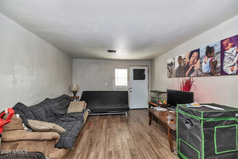 306 E Kinderman Dr-large-059-083-306 E K