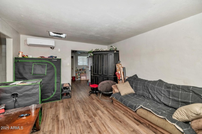 306 E Kinderman Dr-large-060-064-306 E K