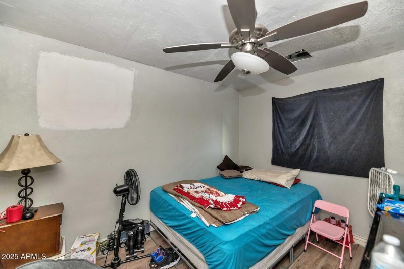 306 E Kinderman Dr-large-062-035-306 E K