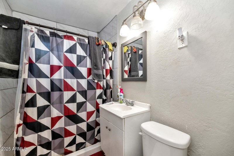 306 E Kinderman Dr-large-063-078-306 E K