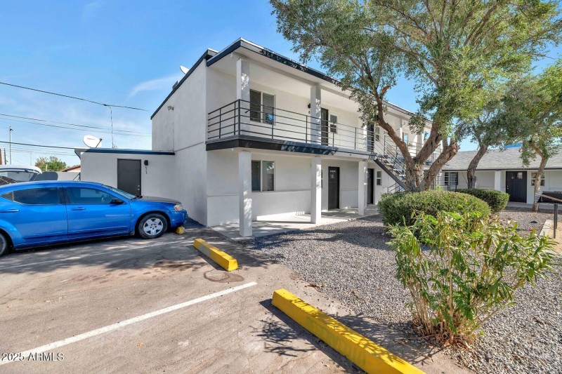 306 E Kinderman Dr-large-064-052-306 E K
