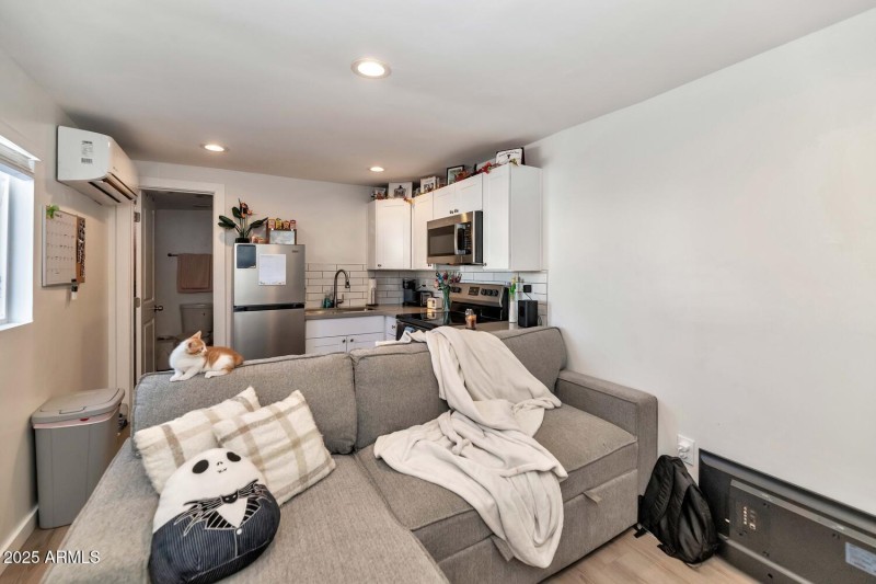 306 E Kinderman Dr-large-065-006-306 E K
