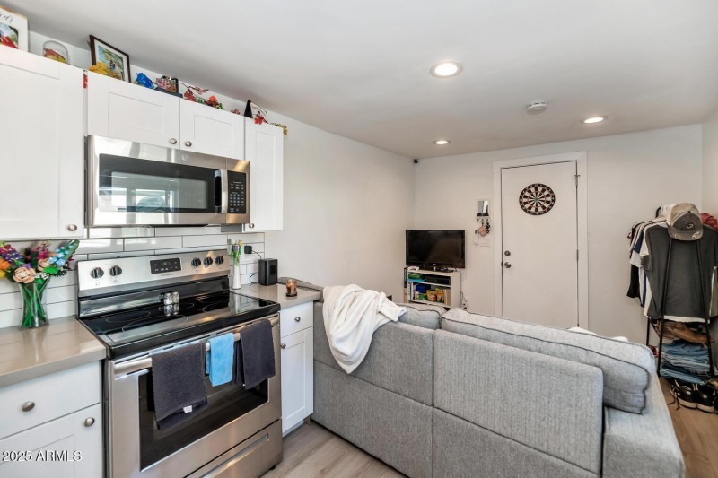 306 E Kinderman Dr-large-066-074-306 E K