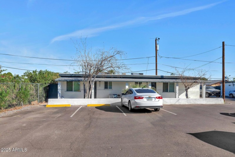 306 E Kinderman Dr-large-068-002-306 E K