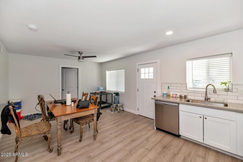 306 E Kinderman Dr-large-069-072-306 E K