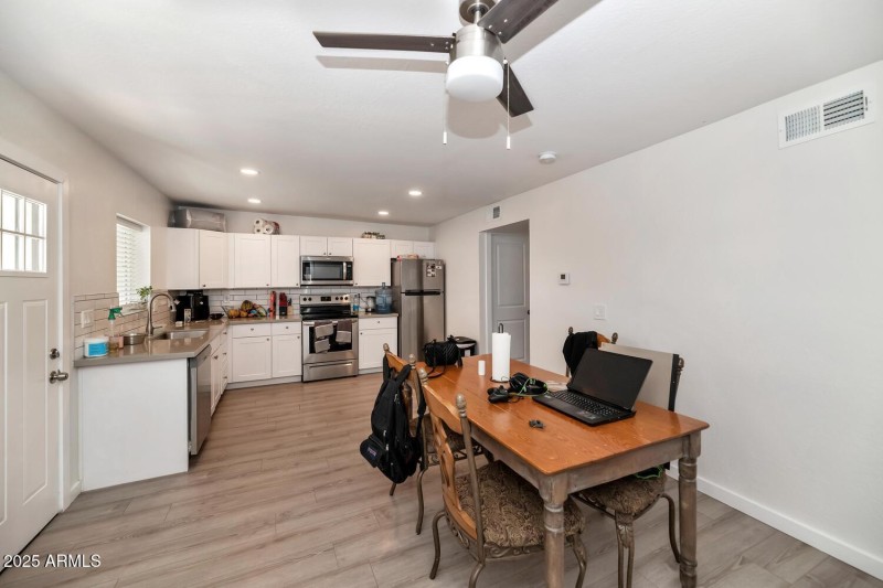306 E Kinderman Dr-large-070-066-306 E K
