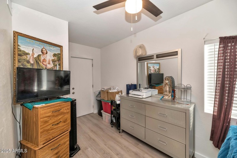 306 E Kinderman Dr-large-072-051-306 E K