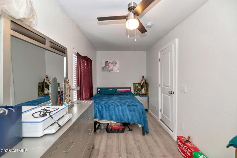 306 E Kinderman Dr-large-073-067-306 E K
