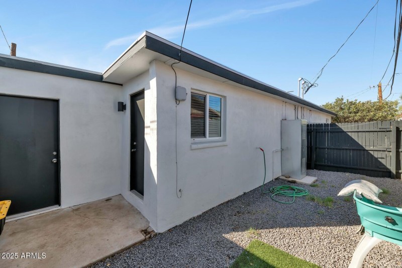 306 E Kinderman Dr-large-074-082-306 E K