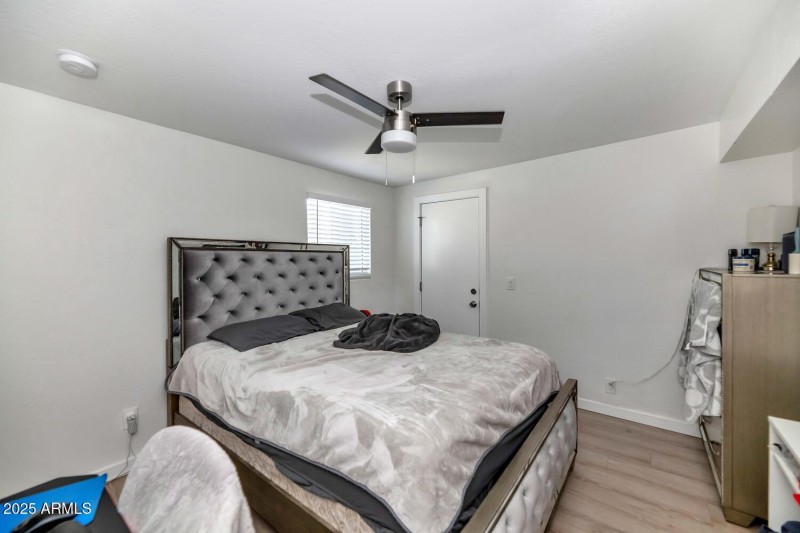 306 E Kinderman Dr-large-075-059-306 E K