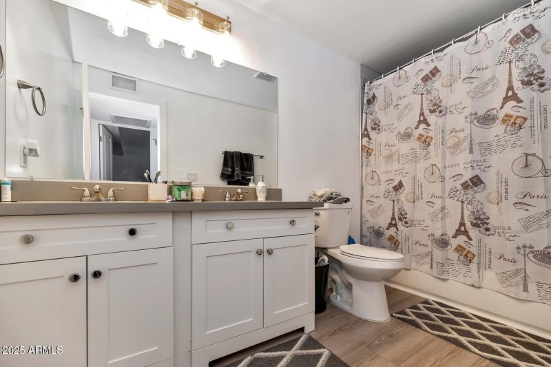 306 E Kinderman Dr-large-076-081-306 E K