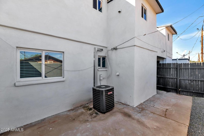306 E Kinderman Dr-large-078-080-306 E K