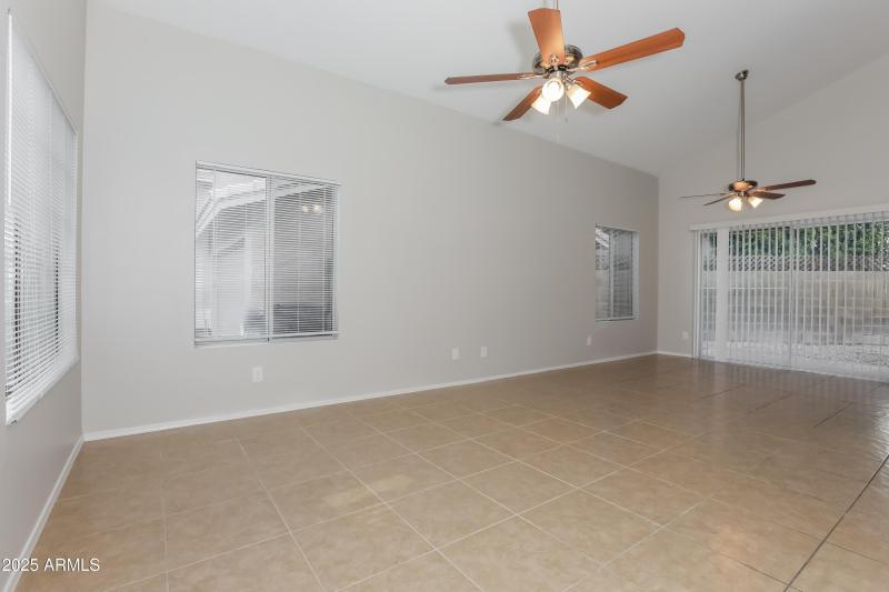 019-photo-dining-room-11854106