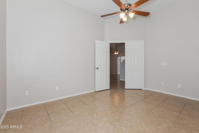 025-photo-primary-bedroom-11854112