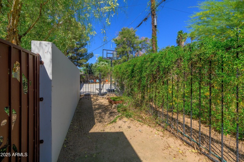 512 W Roma Ave