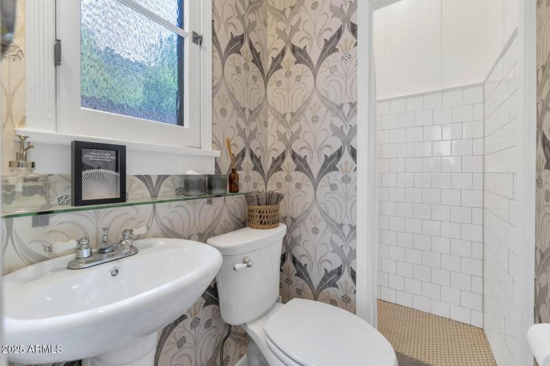 329 W Encanto Blvd-large-024-011-TOD9372