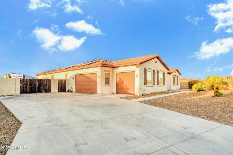 Spacious Driveway