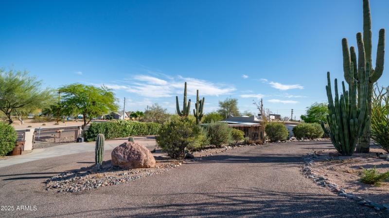 612 N Signal Butte Rd Exterior Photos-40