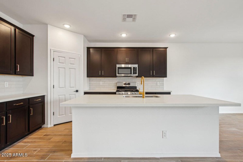 8-web-or-mls-W Old Timer Rd-05042025-008