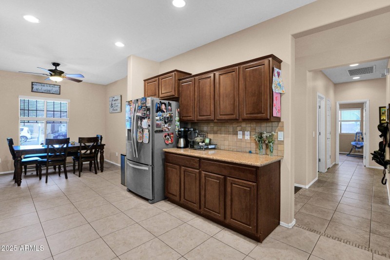 05 Kitchen + Eat-In Kitchen
