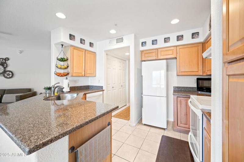 13-16631EELB212-ocupix