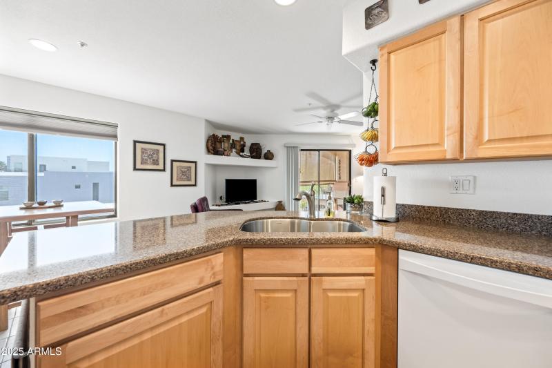 16-16631EELB212-ocupix