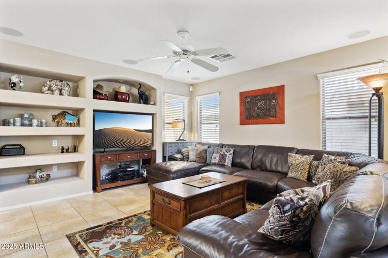 7-web-or-mls-21019-n-sansom-dr