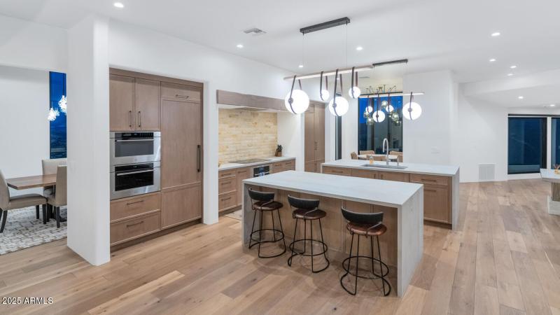 5810 E Cholla Ln-large-025-045-5810 E Ch