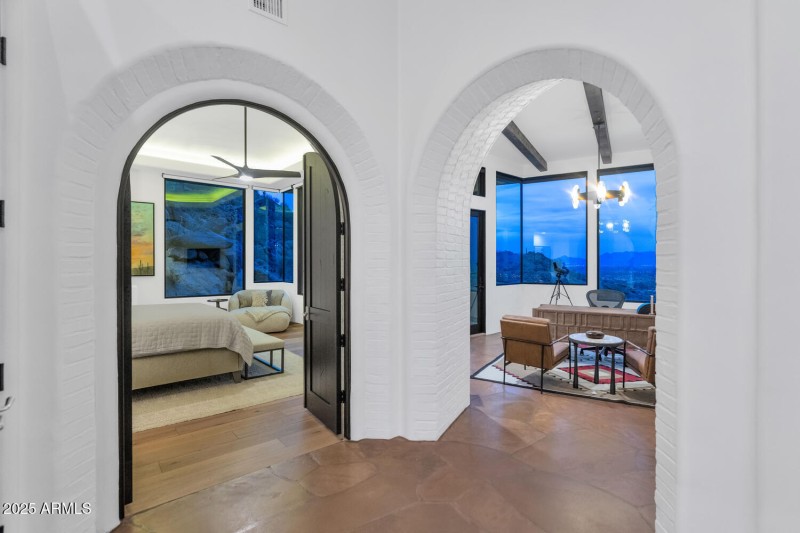 5810 E Cholla Ln-large-036-055-5810 E Ch