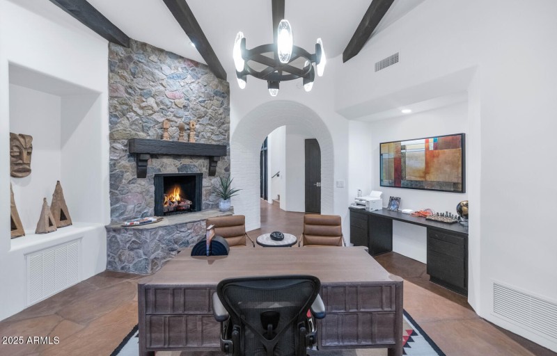 5810 E Cholla Ln-large-039-066-5810 E Ch