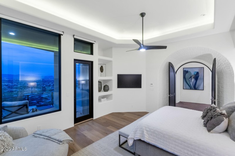 5810 E Cholla Ln-large-042-065-5810 E Ch