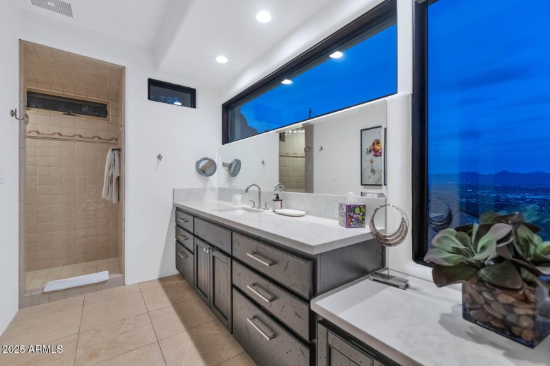 5810 E Cholla Ln-large-045-040-5810 E Ch