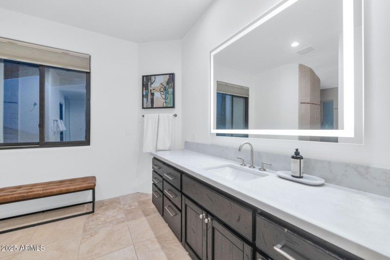 5810 E Cholla Ln-large-047-069-5810 E Ch