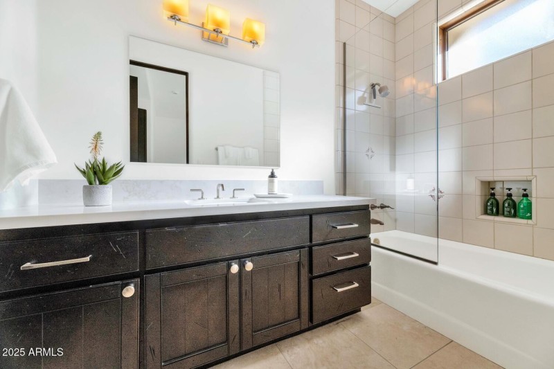 5810 E Cholla Ln-large-050-024-TOD4126-1