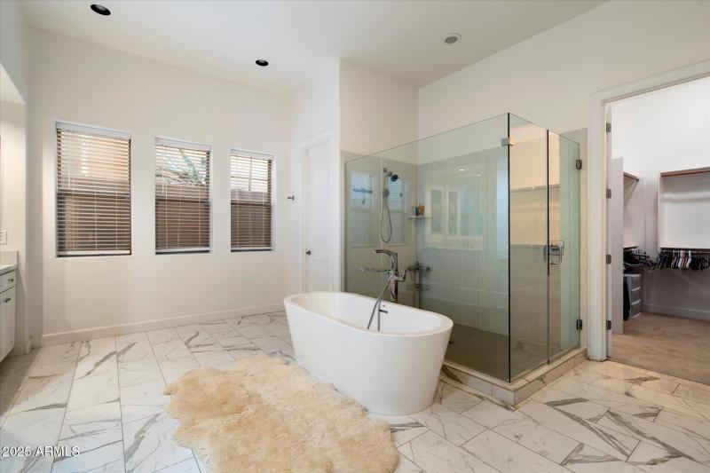 Gorgeous Tub & Shower