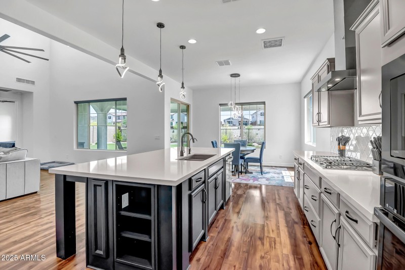 HUGE ISLAND KITCHEN