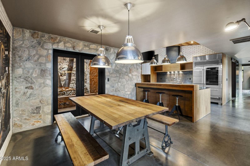 18-Dining to Kitchen