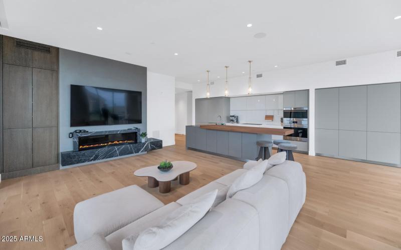 5000 N Camelback Ridge Dr-large-005-033-