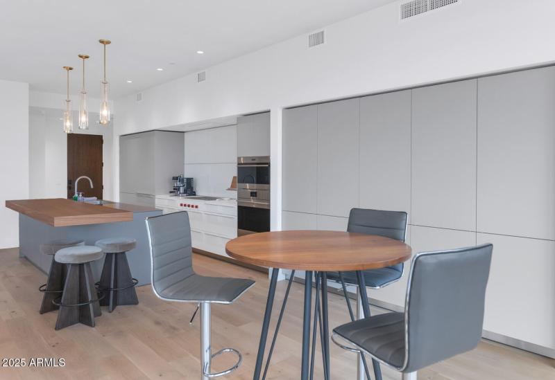 5000 N Camelback Ridge Dr-large-012-007-