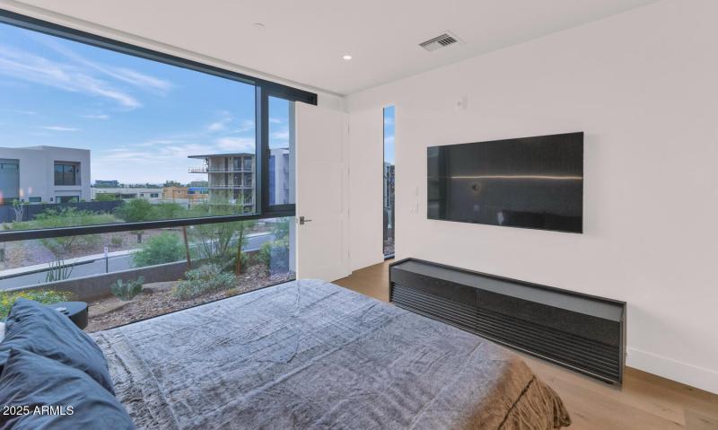 5000 N Camelback Ridge Dr-large-017-009-