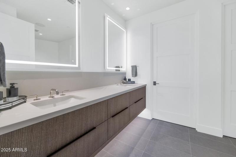 5000 N Camelback Ridge Dr-large-018-038-