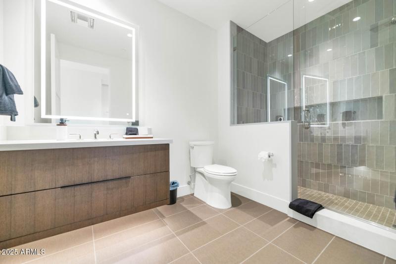 5000 N Camelback Ridge Dr-large-022-034-