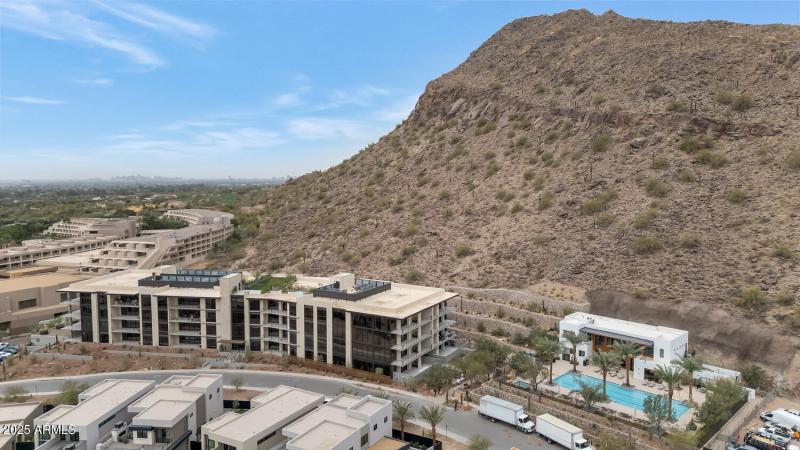 5000 N Camelback Ridge Dr-large-027-003-