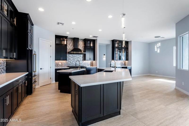 RealEstate-280eaf2a-aec3-43d4-a1cf-2eef0