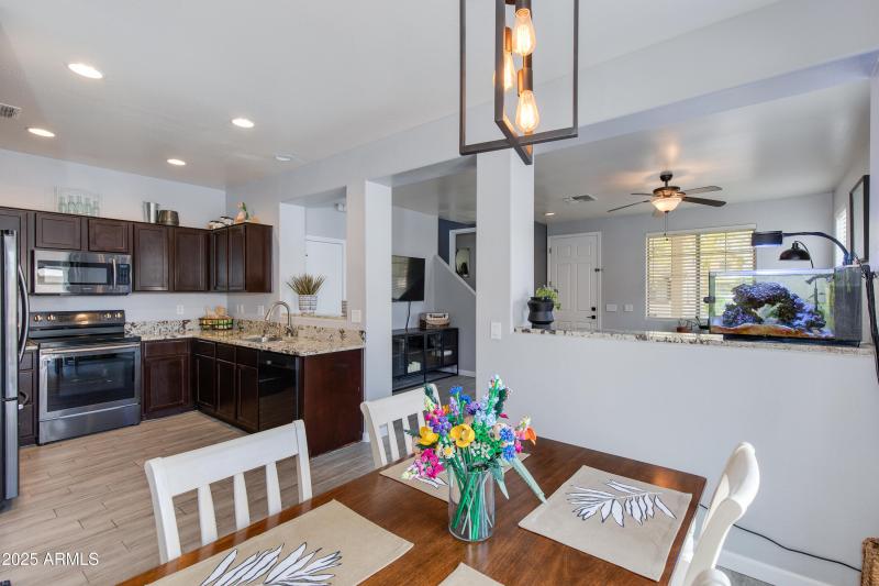 Large Eat-in Kitchen